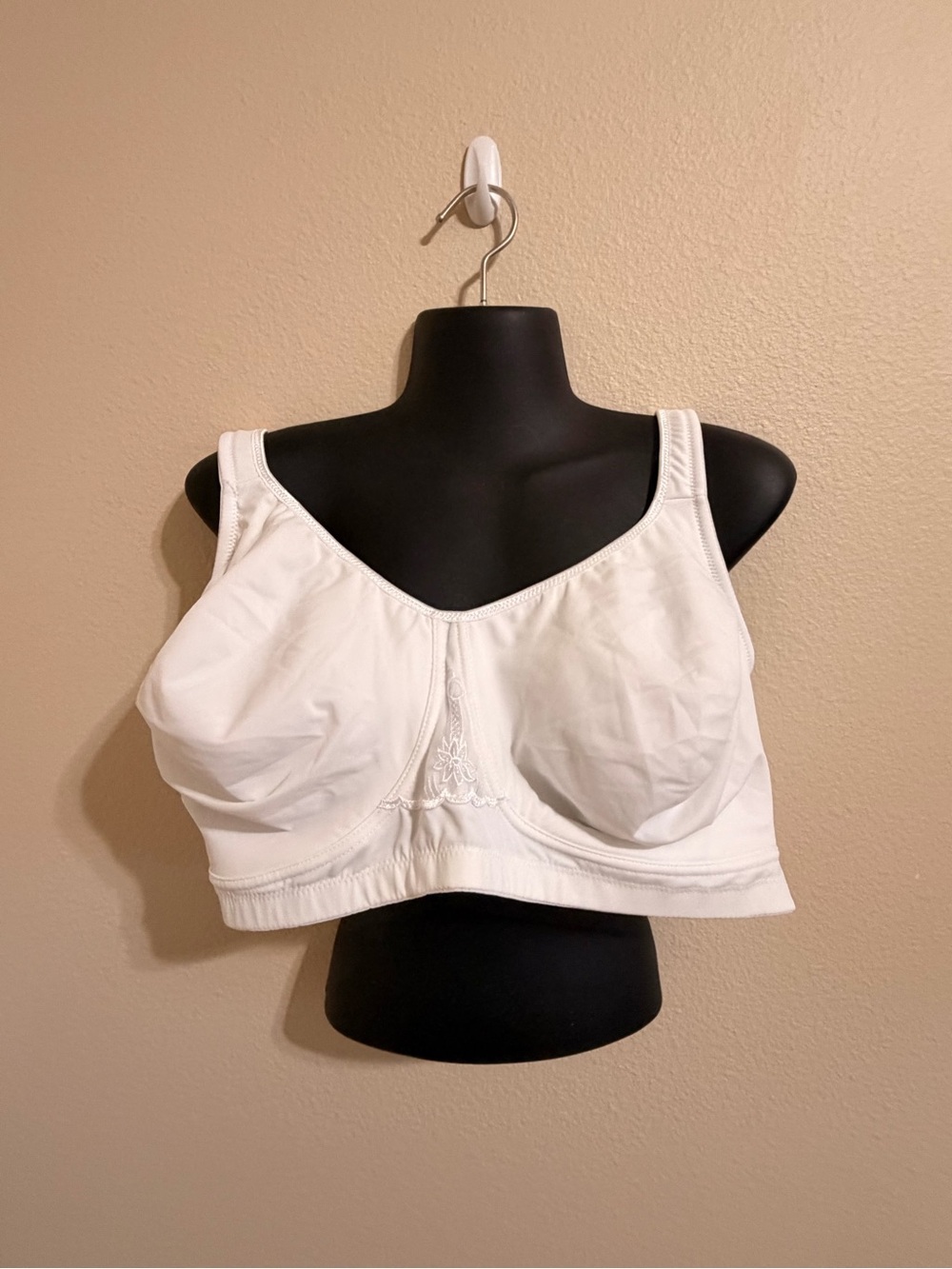 Avenue White Wireless Comfort Bra with Embroidered Detail